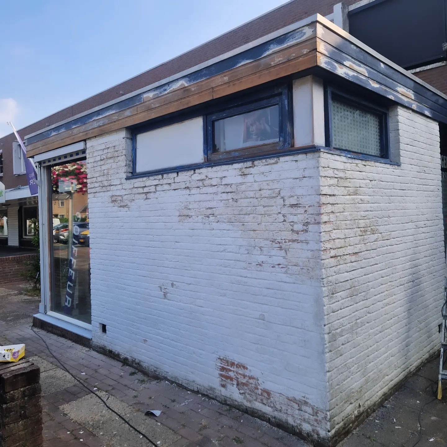 Gevelhoek vóór herstel en buitenschilderwerk